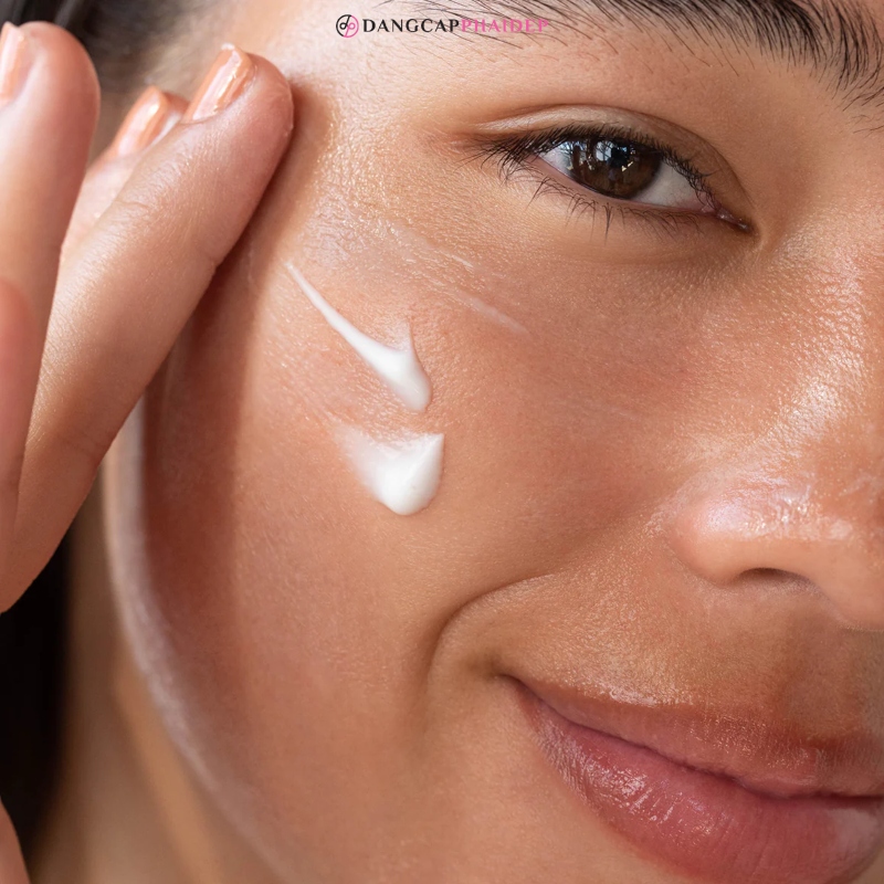 Hãy sử dụng kem chống nắng có SPF ít nhất là 30.
