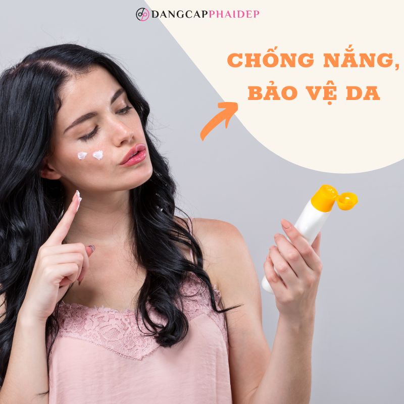 Bôi kem chống nắng là cách bảo vệ da, hạn chế tình trạng cháy nắng.