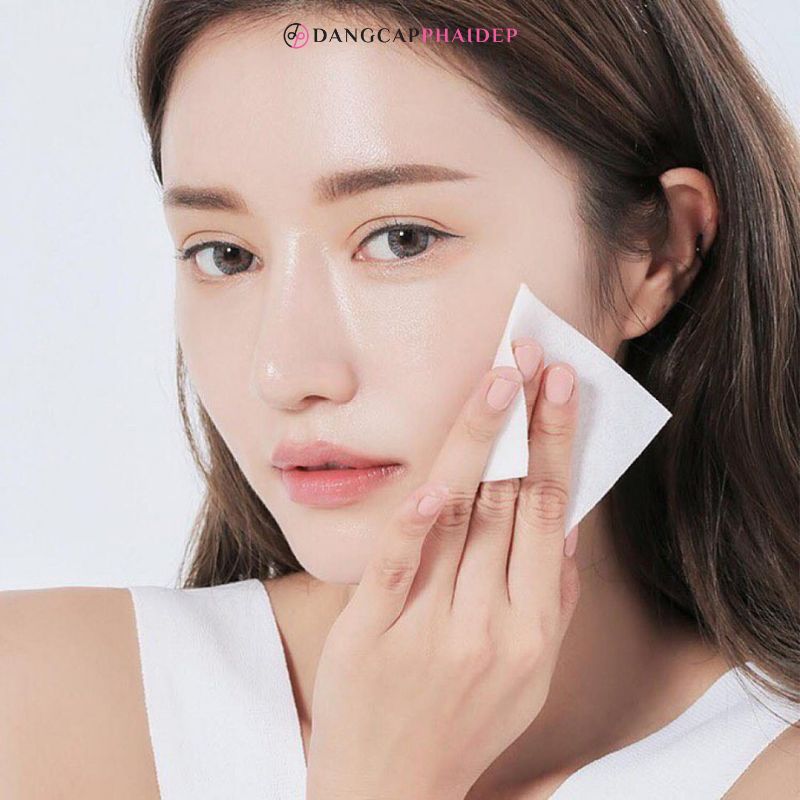 Thường xuyên thấm dầu thừa tiết ra trên da suốt cả ngày.