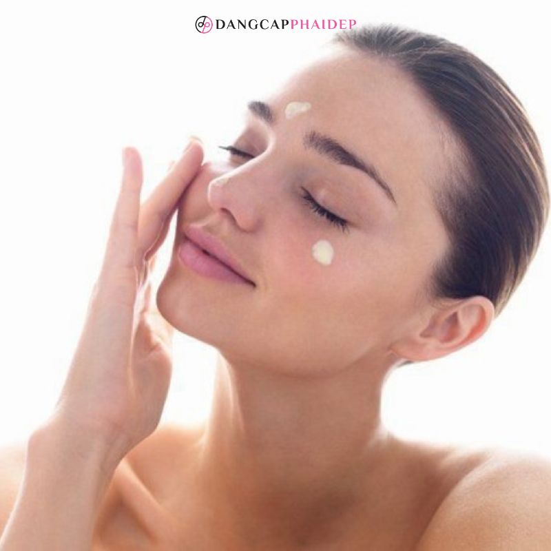 Dưỡng ẩm trước khi bôi kem chống nắng.