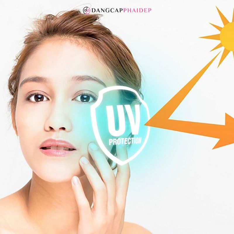 Kem chống nắng bảo vệ da chống lại tác hại tia UV.