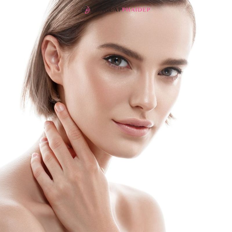 Kem lót làm đều màu da và giữ lớp nền trang điểm lâu trôi.