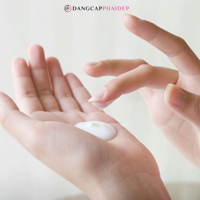 Sau khi dưỡng da xong; bạn hãy thoa một lượng kem chống nắng vừa đủ lên da; để bảo vệ da hoàn hảo.