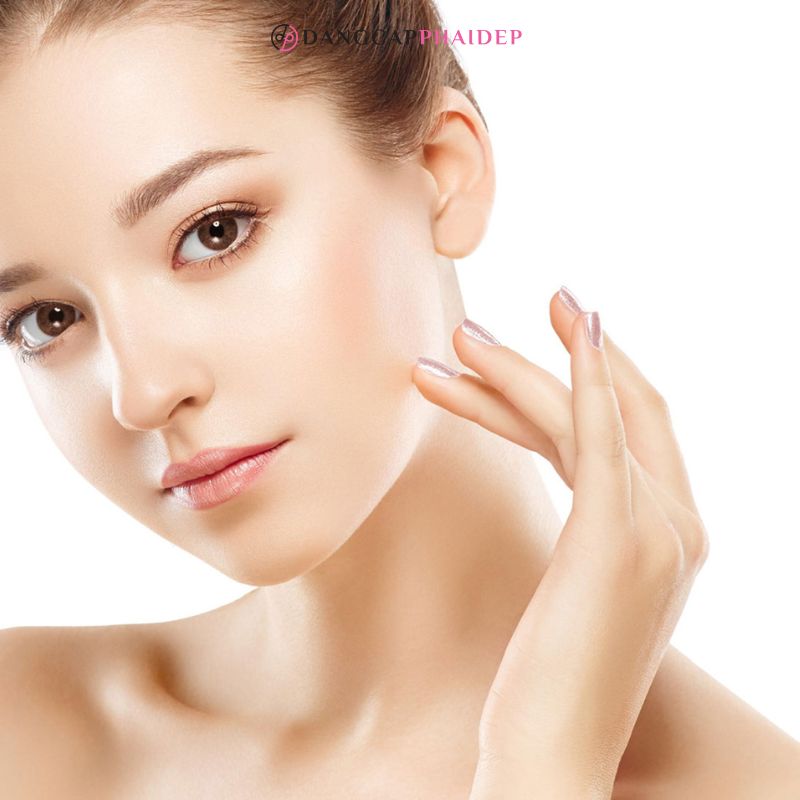 Bôi kem chống nắng trước hay sau xịt khoáng? Nếu trường hợp bạn không trang điểm, xịt khoáng sẽ được dùng trước kem chống nắng.