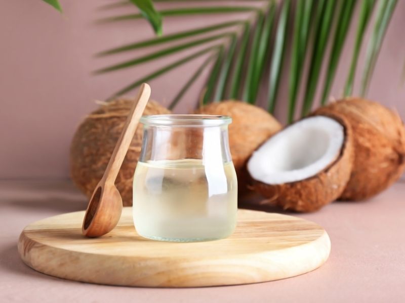 Dưỡng ẩm với dầu dừa