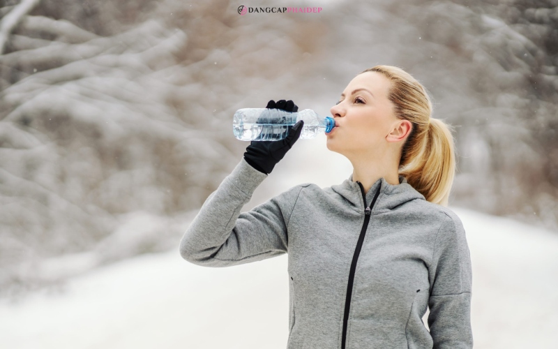 Hãy cố gắng uống đủ 2,5 lít nước mỗi ngày.