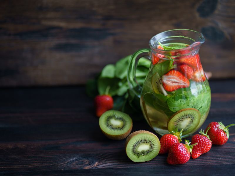 Thải độc da, dưỡng sáng bằng nước detox dâu tây và kiwi