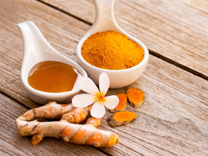 Làm trắng da mờ thâm với bột nghệ và mật ong