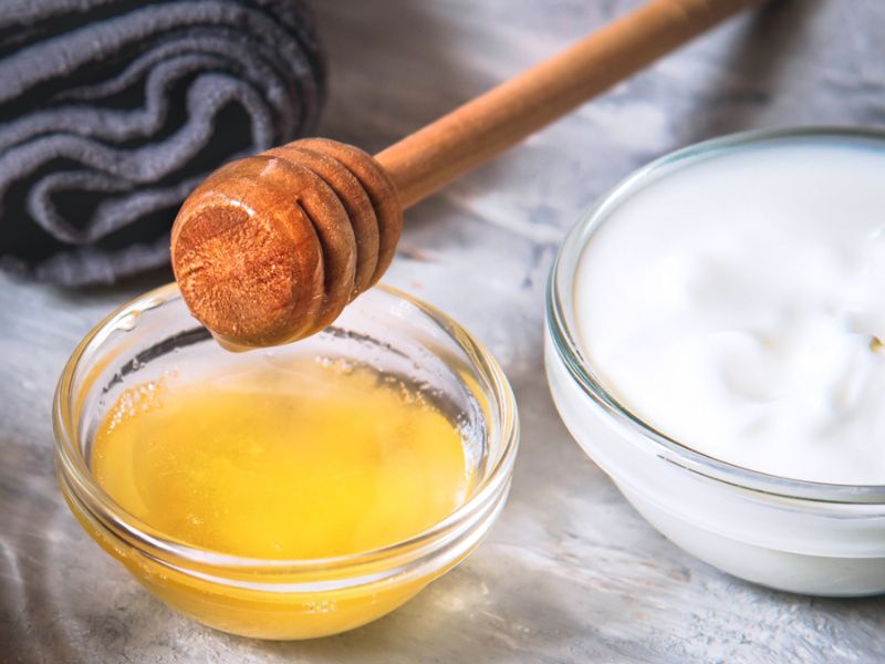 Làm trắng da bằng mật ong và sữa chua