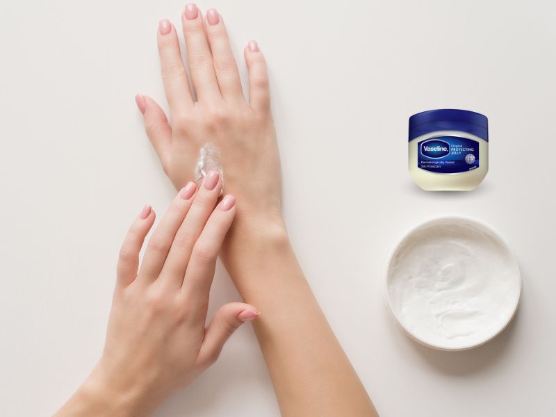 Vaseline trộn với kem body trắng da