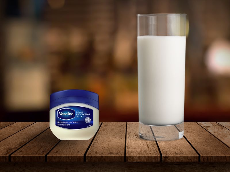 Trộn sữa tươi với vaseline làm trắng da body