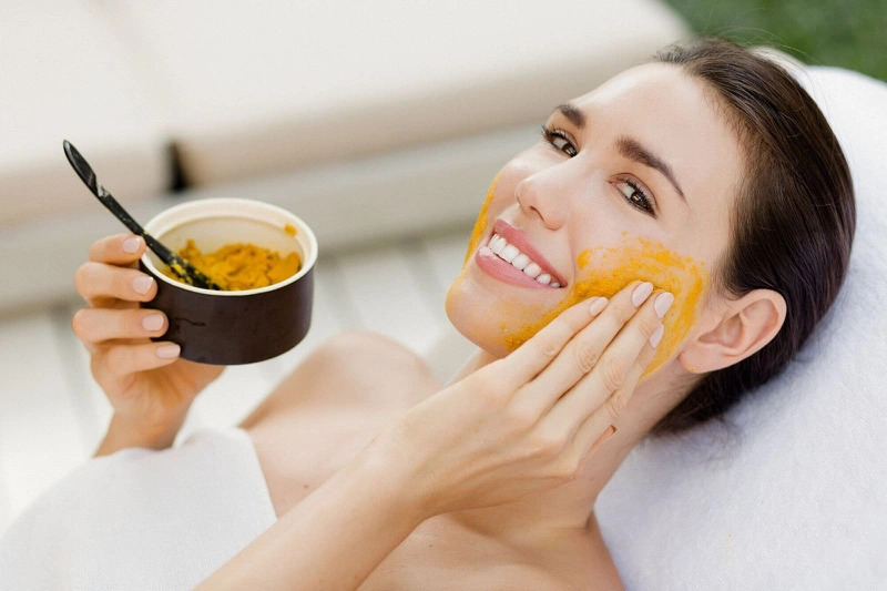 Cách làm trắng da mặt với vitamin E và bột nghệ