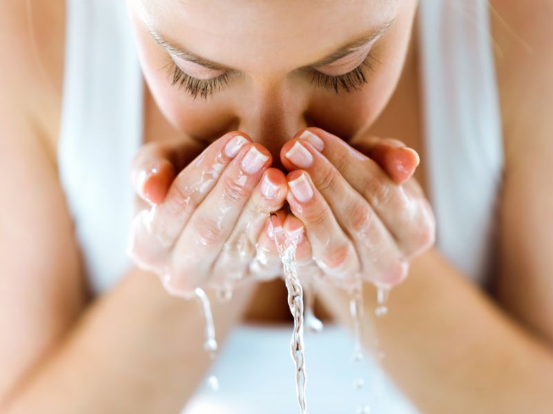 Làm sạch da mặt cho mẹ bầu đúng cách