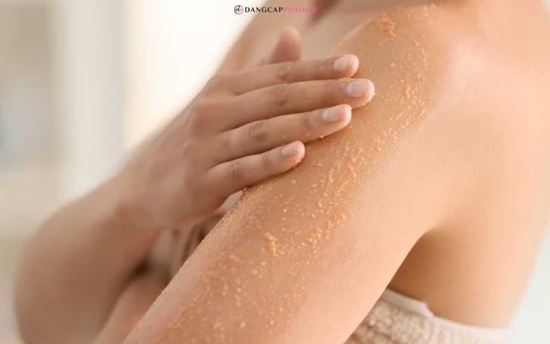 Dưỡng ẩm và tẩy tế bào chết cho vùng tay là việc rất nên làm.