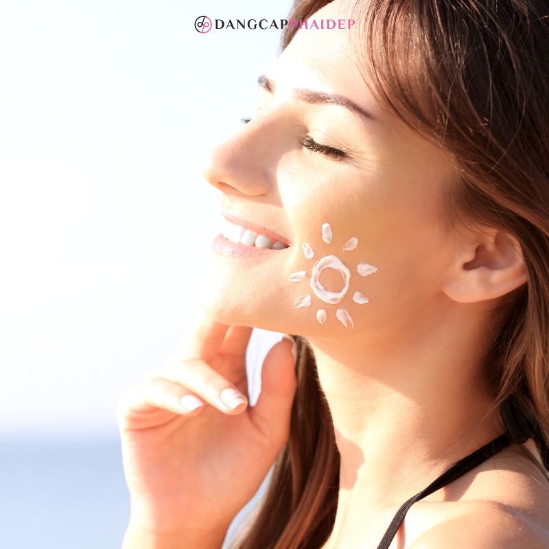 Thoa kem chống nắng đúng cách để mang lại hiệu quả.