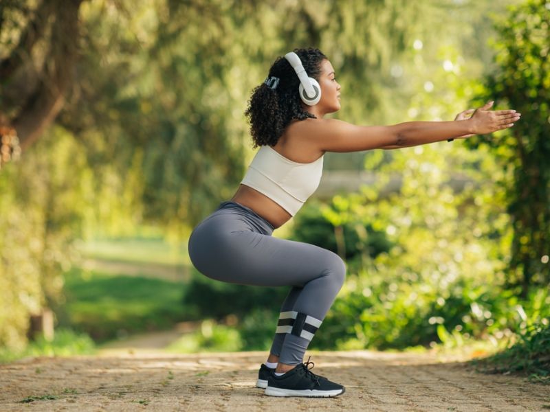 Squat sâu là 1 trong các bài tập giúp tăng vòng 3