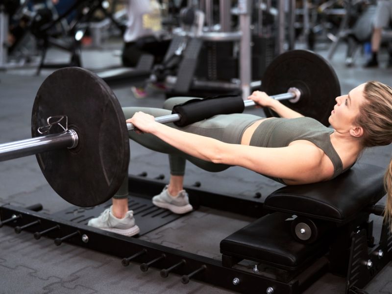 Nâng mông bằng tạ (Hip Thrust) giúp tăng vòng 3