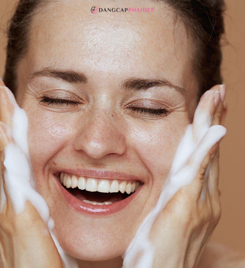 Làm sạch lần thứ 2 để đảm bảo rằng không để lại dư lượng SPF.