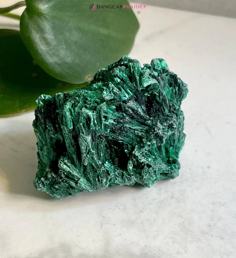 Đá Malachite có tông màu xanh lá cây.