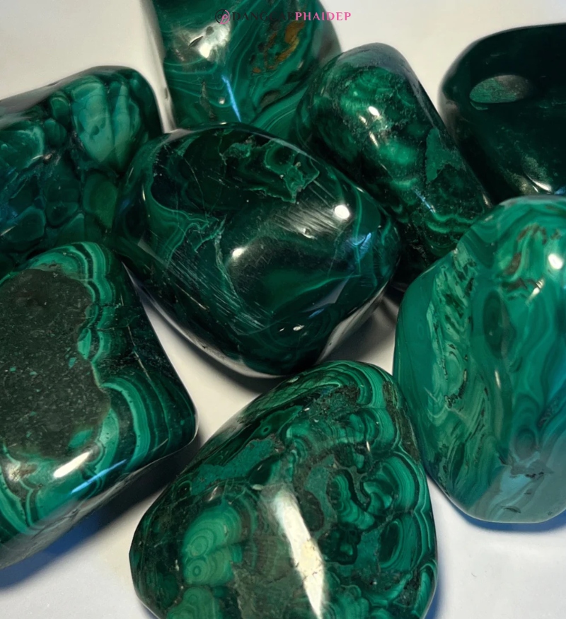 Malachite chính hãng có các đường vân khác biệt và bề mặt nhẵn, bóng.