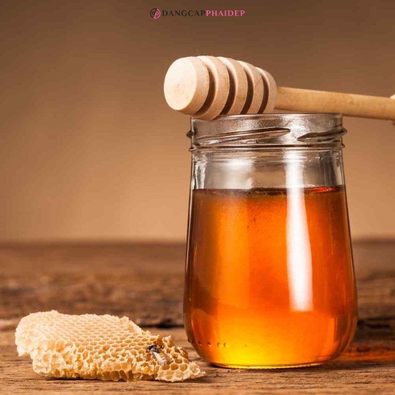 Mật ong tăng cường dưỡng chất khắc phục da không đều màu.
