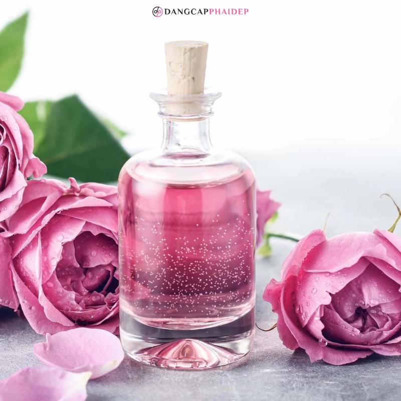 Nước hoa hồng giúp da sáng mịn, đều màu hơn.