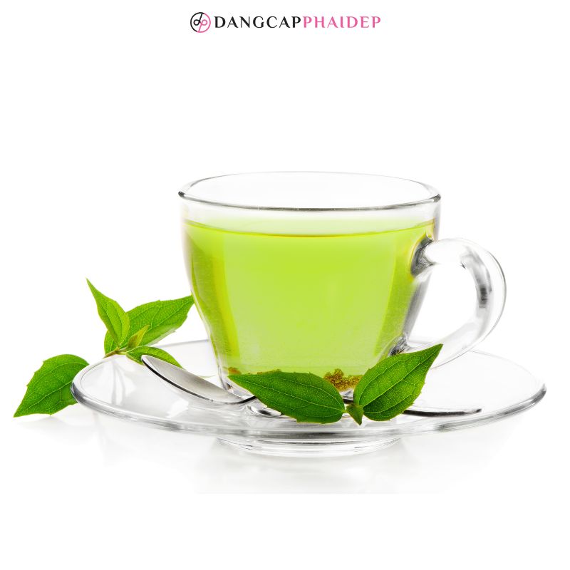 Làm sạch da bằng nước trà xanh pha loãng với trường hợp dị ứng kem chống nắng dạng nhẹ.