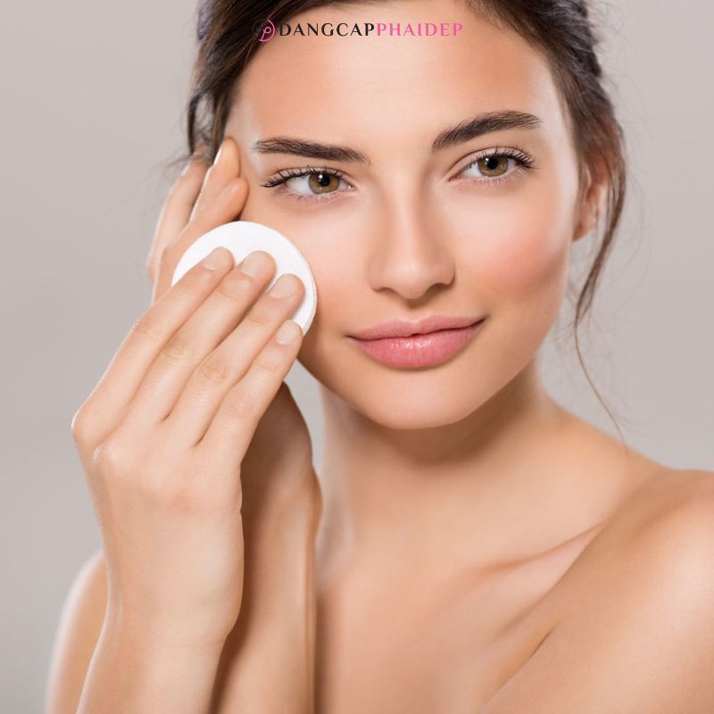 Tẩy trang sau khi dùng kem chống nắng là bước chăm sóc da cực kì quan trọng.