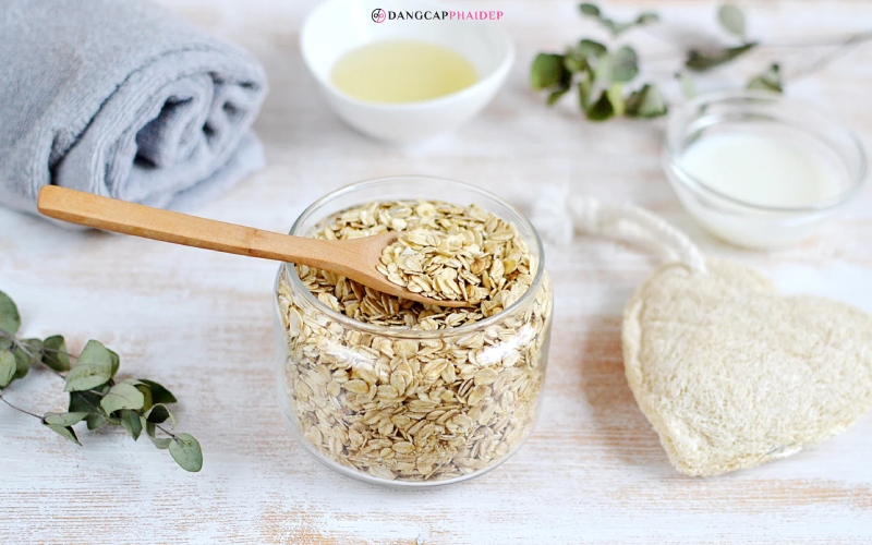 Yến mạch chứa lượng lớn vitamin B, E, chất xơ và axit amino rất tốt với da.