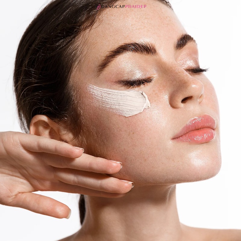 Chọn sản phẩm có chỉ số chống nắng SPF từ 30 trở lên.