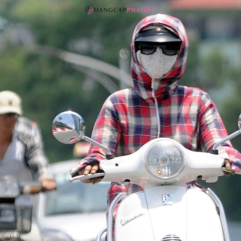 Hãy luôn mang quần áo dài tay khi ra ngoài.