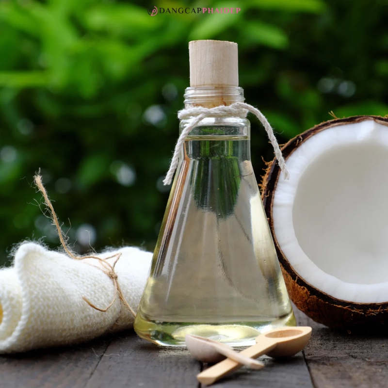 Dầu dừa có thể trị mụn.
