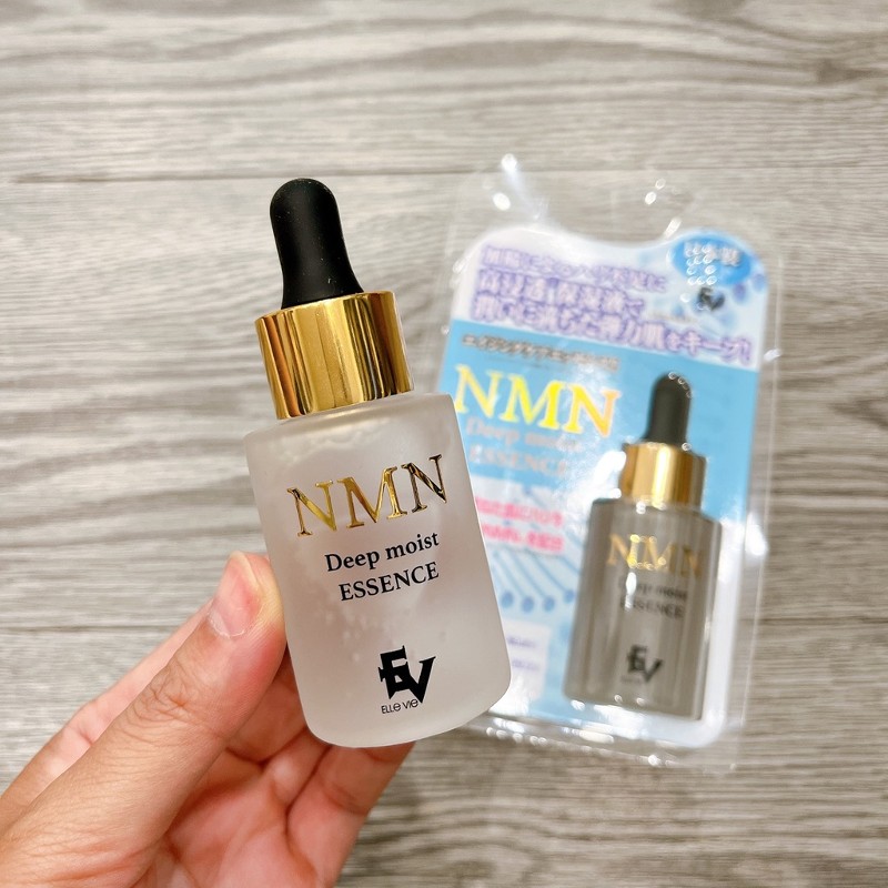 NMN Deep Moist Essence thẩm thấu nhanh, không gây bết rít.
