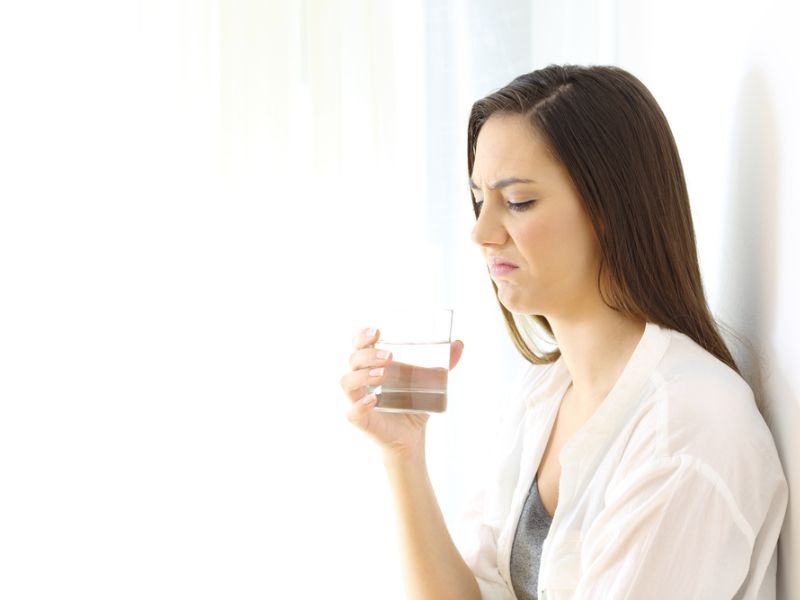 Uống ít nước khiến da mất đi độ ẩm, dễ hình thành nếp nhăn 