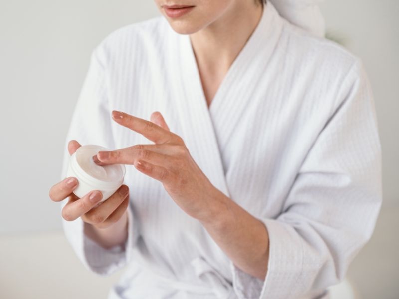 Sử dụng mỹ phẩm không phù hợp khiến da dễ bào mòn và tổn thương 