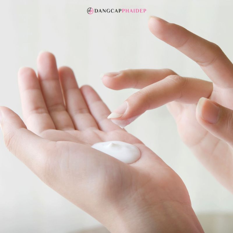 Thoa kem chống nắng trước khi trang điểm và sau khi dưỡng ẩm.