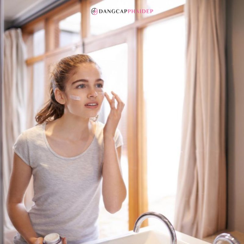 Bất kì ai cũng nên bôi kem chống nắng cho da.
