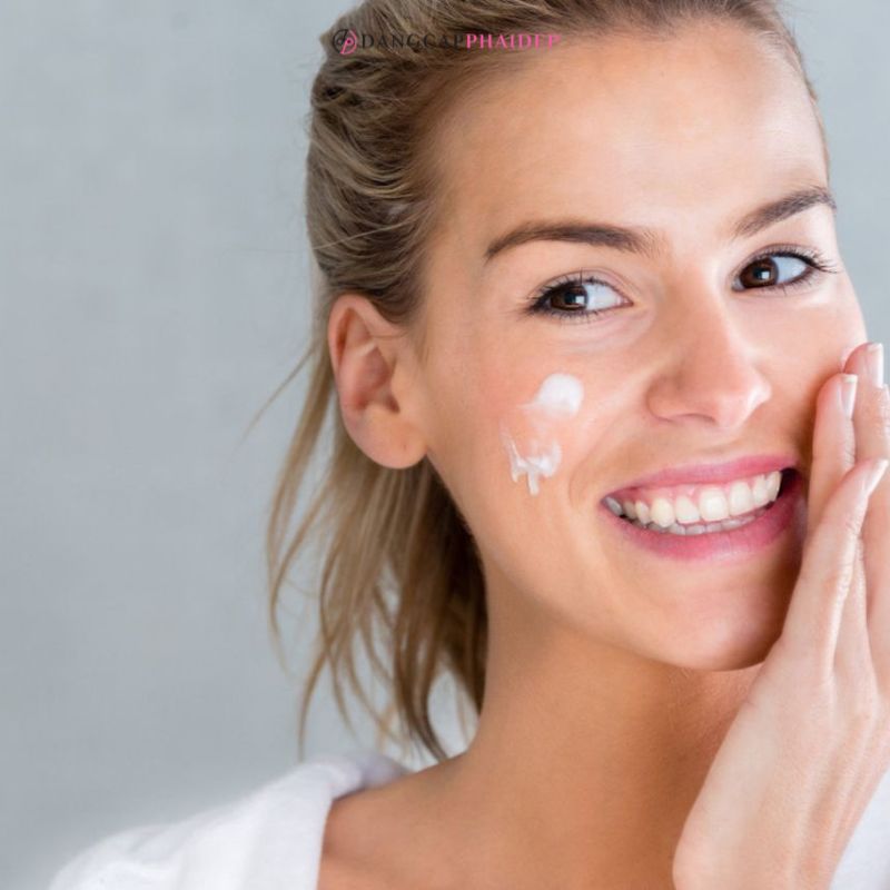 Nếu ngồi trong nhà/văn phòng nhưng gần cửa sổ, cửa kính thì cứ 2 giờ thoa kem chống nắng lại 1 lần.