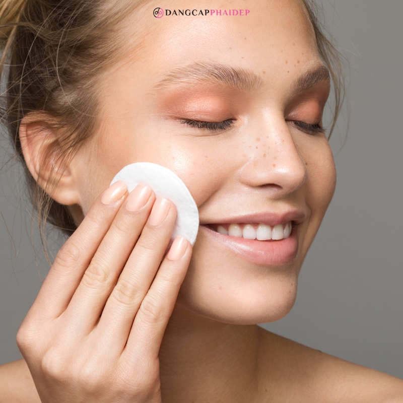 Nên cân bằng độ pH bằng toner có khả năng hydrat hóa da.