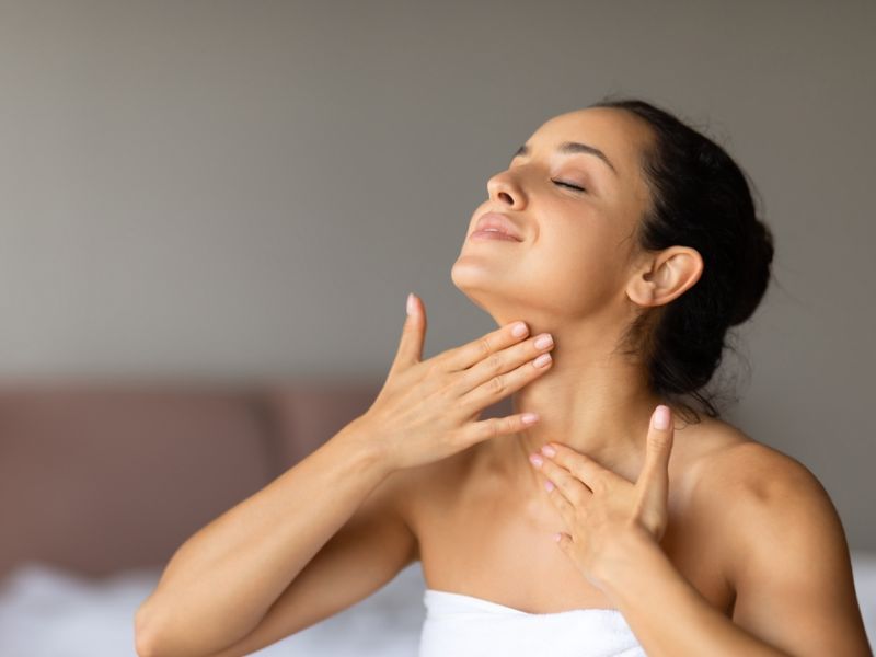 Vùng da cổ, ngực, vai vẫn luôn cần được chăm sóc bạn nhé!