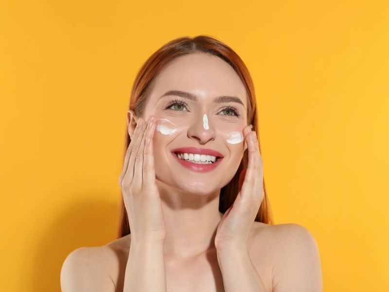 Các bước chăm sóc da buổi sáng luôn kết thúc bằng kem chống nắng bảo vệ da